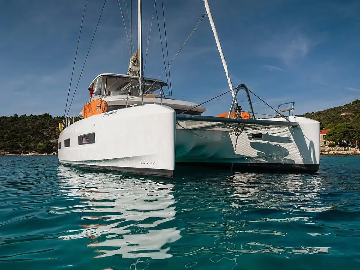 Lagoon 55 (6 cab)